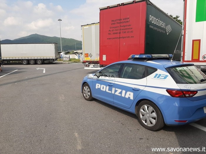 Savona, camionista accoltellato nella notte all'autoporto: indagini della polizia