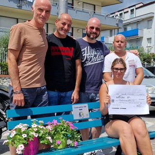 Ceriale, inaugurate 4 panchine sul lungomare: raccolti 1300 euro per l'associazione "Gaslininsieme"
