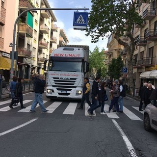 Albisola, i cittadini bloccano il traffico in Corso Mazzini contro il passaggio dei camion