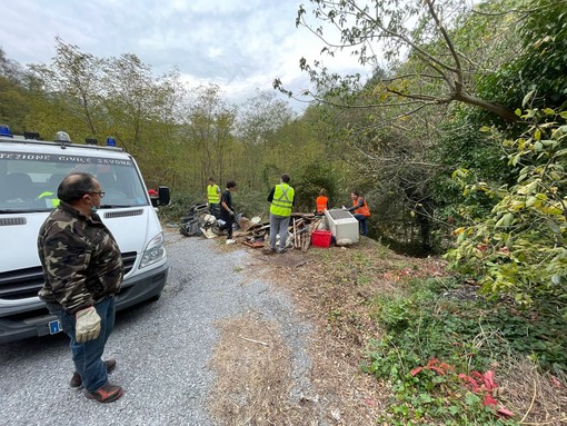 Savona, rifiuti abbandonati lungo il Letimbro e in zona Cimavalle: Protezione civile e Scout Varazze ripuliscono il territorio (FOTO)