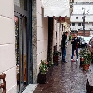 Aggredito con un taglierino in pizzeria, il titolare: "Non è la prima volta che rischiamo la vita, il centro di Savona non è tranquillo"