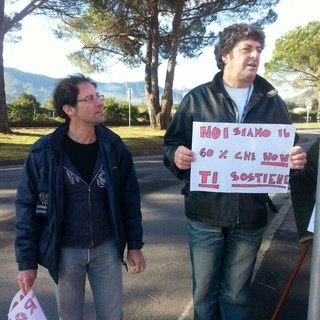 Renzi al taglio del nastro della nuova Piaggio e scatta la protesta di lavoratori e sindacati:"Basta cemento, vogliamo posti di lavoro"