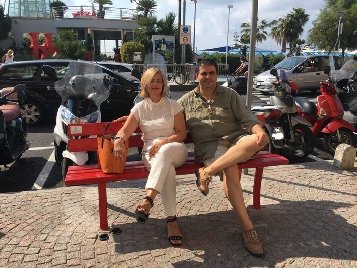 Posizionata ad Albissola Marina una panchina rossa contro la violenza sulle donne