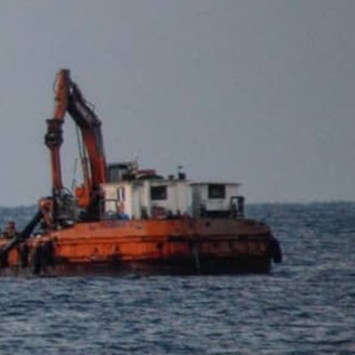 Andora, pontone al lavoro per proseguire l’opera di ripascimento delle spiagge