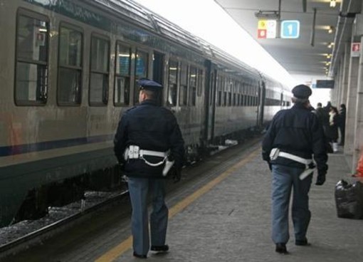 Pietra, blocca il treno e minaccia con un coltello: doppia denuncia