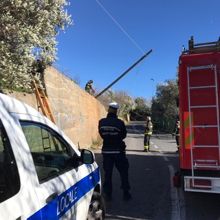 Peagna, palo della Telecom pericolante: intervento dei vigili del fuoco (FOTO)