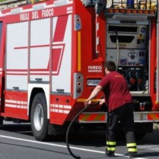 Vado Ligure, discarica abusiva a fuoco a Sant'Ermete