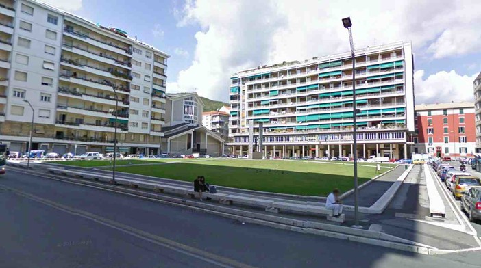 Savona, un uomo si getta dal quinto piano in piazza Martiri Savona, un uomo si getta dal quinto piano in piazza Martiri