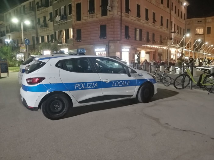 Finale. Ubriachi e sporchi di sangue in auto, chiedono aiuto e poi aggrediscono gli agenti