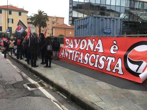 Savona, presidio Antifascista nel piazzale del Matitino