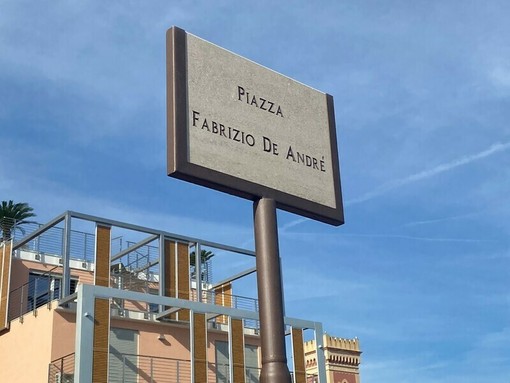 Albenga, i Fieui di Caruggi ricordano Fabrizio De André con una corona di fiori