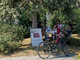 Troppo caldo in spiaggia? A Finale ecco improvvisato un picnic all'ombra nelle aiuole del centro Troppo caldo in spiaggia? A Finale ecco improvvisato un picnic all'ombra nelle aiuole del centro