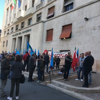 Presidio sindacati davanti alla Prefettura, Stella (Cgil): “Attendiamo risposte su pensione, sanità, occupazione e contratti” (VIDEO) Presidio sindacati davanti alla Prefettura, Stella (Cgil): “Attendiamo risposte su pensione, sanità, occupazione e contratti” (VIDEO)