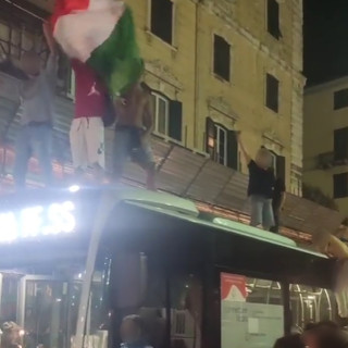 Europei e festeggiamenti, danneggiati alcuni bus. Tpl: "Chiesto di modificare il servizio per la finale"