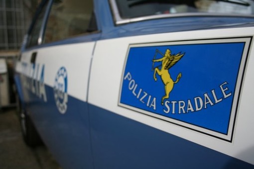 Albenga: camionista altera il cronotachigrafo, patente sospesa e 1700 euro di multa dalla Polizia Stradale