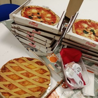 Coronavirus, pizze e pastiera in dono a medici e infermieri del Pronto Soccorso del San Paolo (FOTO)