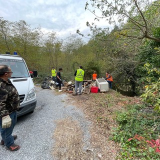 Savona, rifiuti abbandonati lungo il Letimbro e in zona Cimavalle: Protezione civile e Scout Varazze ripuliscono il territorio (FOTO)