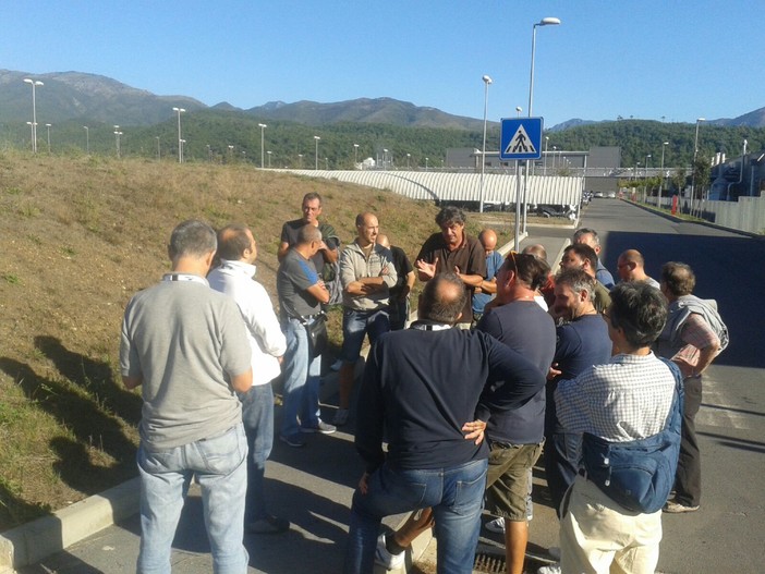 Esternalizzati Piaggio in protesta davanti allo stabilimento di Villanova