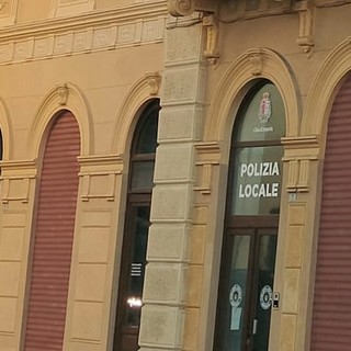 Imperia, polizia locale convoca giornalista e gli chiede di rivelare le proprie fonti sul caso Scajola. Assostampa ligure: "Solidarietà al collega, comportamento inaccettabile" Imperia, polizia locale convoca giornalista e gli chiede di rivelare le proprie fonti sul caso Scajola. Assostampa ligure: "Solidarietà al collega, comportamento inaccettabile"