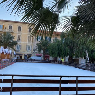 Albenga, apertura pista pattinaggio in piazza del Popolo. Passino: "Problemi di targhettatura, speriamo di poter aprire il prima possibile"