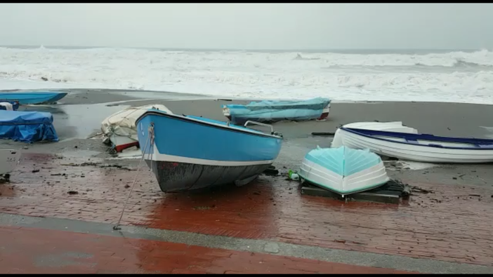 Pietra Ligure, la furia del mare si abbatte sulla "spiaggia delle barche" (VIDEO)