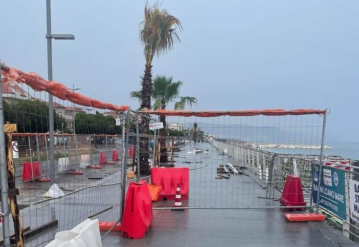 Passeggiata a ponente di Loano, il Comune punta il dito sull'impresa: "Gli stiamo dietro da due anni"