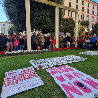 Savona, una passeggiata rumorosa per dire no ai femminicidi e in memoria di Nadia, Danjela e Etleva (FOTO)