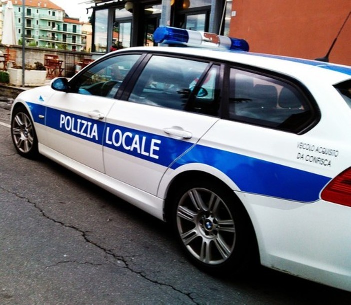 Urta tre auto in sosta e scappa, la polizia locale ispeziona le carrozzerie di Albenga e scova il colpevole