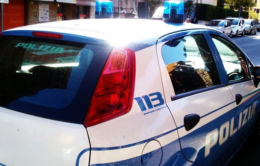 600 kg di rifiuti abbandonati sulla strada del Santuario di Savona: azienda multata dalla Polizia
