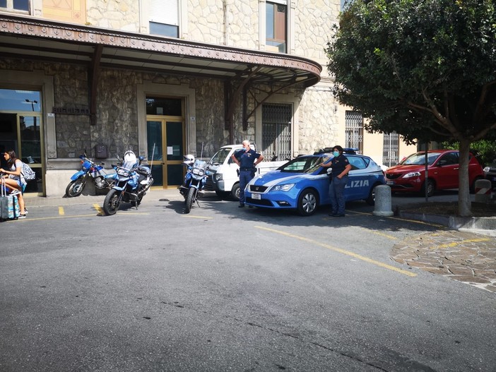 Rapine a mano armata con bastoni chiodati e cocci di bottiglia: la Polizia di Alassio arresta "il branco"