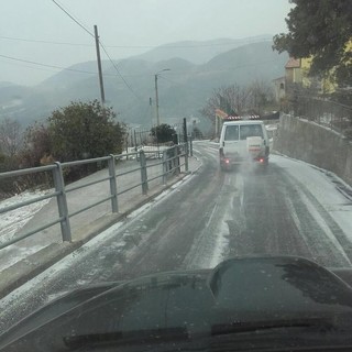 Operazioni di spargimento sale in corso a Tovo San Giacomo (FOTO e VIDEO)