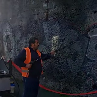 Graffito sulle vecchie mura di Varazze: scattate le operazioni di rimozione Graffito sulle vecchie mura di Varazze: scattate le operazioni di rimozione