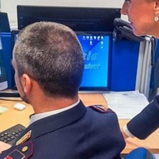 Dietro un'apparente normalità si nascondeva un'esperta hacker: sexy mamma arrestata dalla Polizia Postale