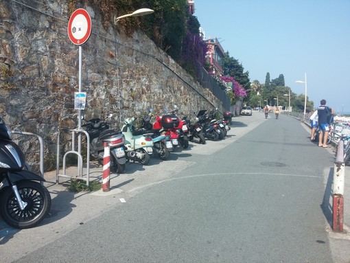 Varazze, su Corso Europa regna l’anarchia e il disordine Varazze, su Corso Europa regna l’anarchia e il disordine