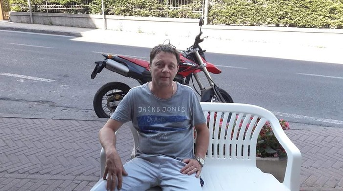 Loano, storia a lieto fine per la panchina rubata al tabacchino di Gianni Mauro Bergallo Loano, storia a lieto fine per la panchina rubata al tabacchino di Gianni Mauro Bergallo