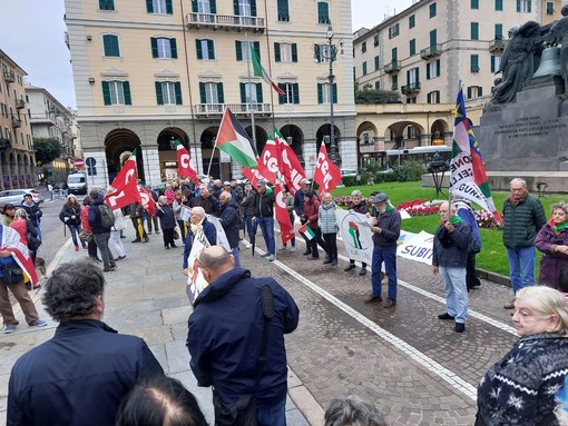 Savona, presidio in Piazza Mameli per fermare la guerra in Medio Oriente: "Pace subito" (FOTO) Savona, presidio in Piazza Mameli per fermare la guerra in Medio Oriente: "Pace subito" (FOTO)