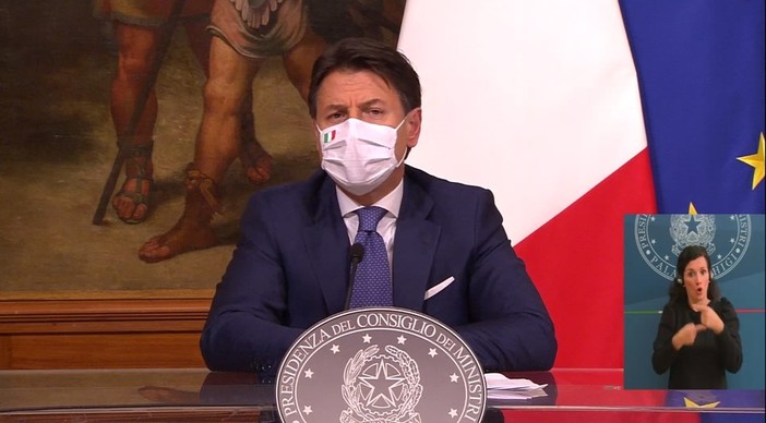 Coronavirus, nuovo Dpcm, il premier Conte: "Non possiamo abbassare la guardia. Natale diverso, ma non meno autentico" Coronavirus, nuovo Dpcm, il premier Conte: "Non possiamo abbassare la guardia. Natale diverso, ma non meno autentico"