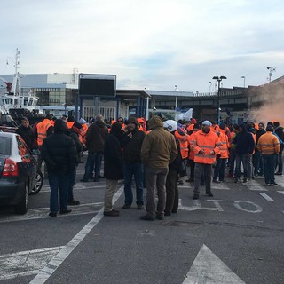 Giornata di sciopero per i portuali. Lavoratori bloccano l'entrata del porto di Savona Giornata di sciopero per i portuali. Lavoratori bloccano l'entrata del porto di Savona