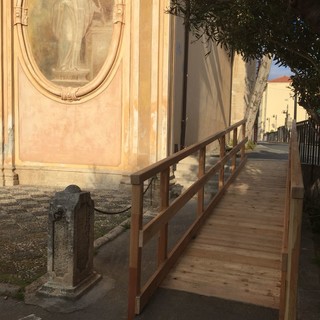 Finale: una nuova rampa d'accesso in piazza Abbazia Finale: una nuova rampa d'accesso in piazza Abbazia