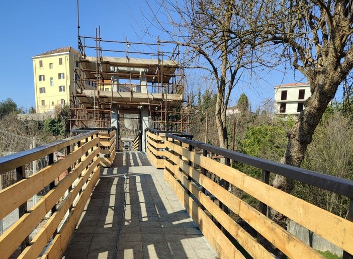 Uno dei simboli del paese: Dego restaura la passerella sul fiume Bormida