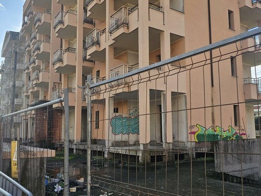 Via Carloforte, fine di un degrado lungo vent’anni: il Comune avvia il dialogo per la rinascita delle palazzine