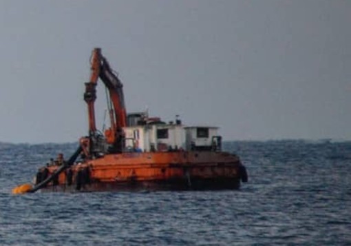 Andora, pontone al lavoro per proseguire l’opera di ripascimento delle spiagge Andora, pontone al lavoro per proseguire l’opera di ripascimento delle spiagge