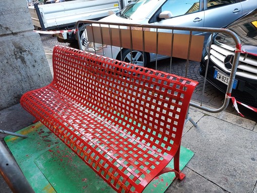 Savona, inaugurata in via Paleocapa una panchina rossa contro la violenza sulle donne