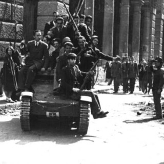 Un gruppo di partigiani festante alla liberazione di Genova nel 1945