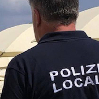 Commercio abusivo: la polizia locale confisca merce contraffatta a Varazze