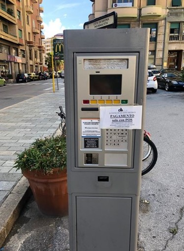 Savona, parcheggi Ata, i parchimetri accettano solo il pagamento con il pos: la rabbia dei cittadini