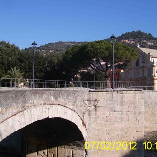Manto dissestato sul ponte di Finalpia, minoranza all'attacco:"Basta dare colpa alla precedente amministrazione: dopo 14 mesi si assumano responsabilità"