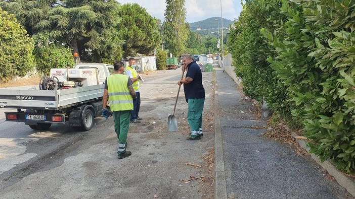 Savona, rifiuti e auto abbandonate in zona Paip a Legino: pulita l'area (FOTO)