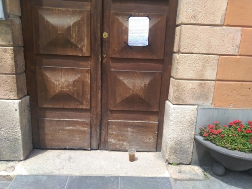 Bicchiere di urina davanti al comune di Albenga. Un cittadino: "Risolvete il problema o dividerò con voi la puzza che sentiamo tutti i giorni" Bicchiere di urina davanti al comune di Albenga. Un cittadino: "Risolvete il problema o dividerò con voi la puzza che sentiamo tutti i giorni"