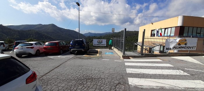 Pulmino, mensa e orario prolungato, striscioni dei genitori alla scuola di Stella. Sindaco Lombardi: "Appena l'orario completo sarà pronto partiranno i servizi"